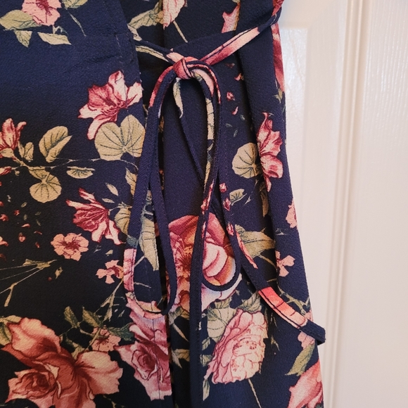 Flowery wrap dress - Picture 2 of 2